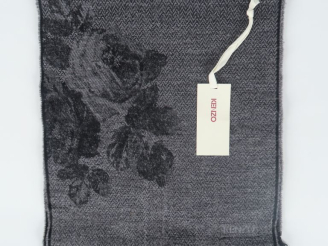 Vente aux enchères KENZO Echarpe à chevrons en laine (95%) et polyamide (5%), noir et gri