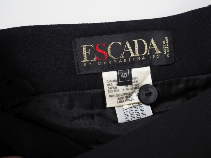 ESCADA by Margaretha LEY Jupe noire à volants plissés en laine (100%).