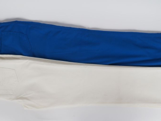 Vente aux enchères ESCADA Ensemble comprenant :  - un pantalon bleu en coton (95%).  Cinq