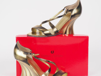 Vente aux enchères Charles JOURDAN Paire de sandales à talons compensés de couleur doré e