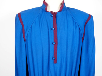 Vente aux enchères TERNYNCK, Paris Robe longue probablement en soie bicolore bleu et bord
