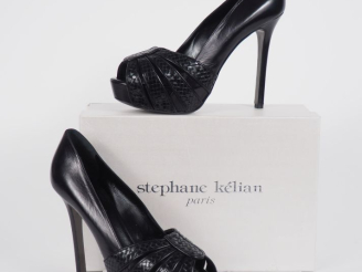 Vente aux enchères Stéphane KELIAN, Paris Paire d'escarpins à talon, bout ouvert, et lani