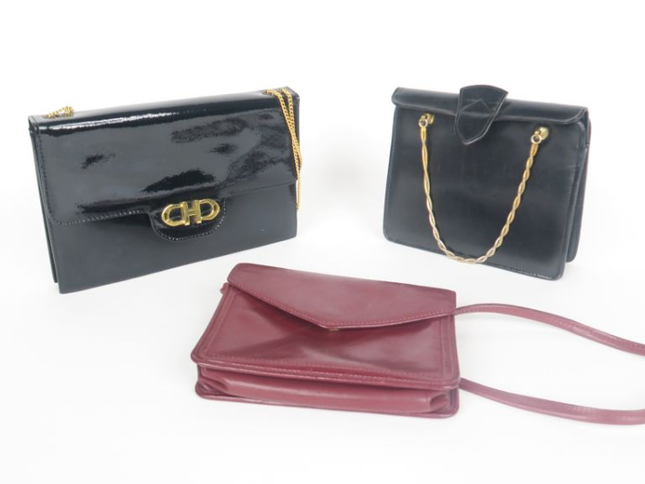 LONGCHAMP Petit sac en bandoulière bordeaux, à décor de rais obliques.