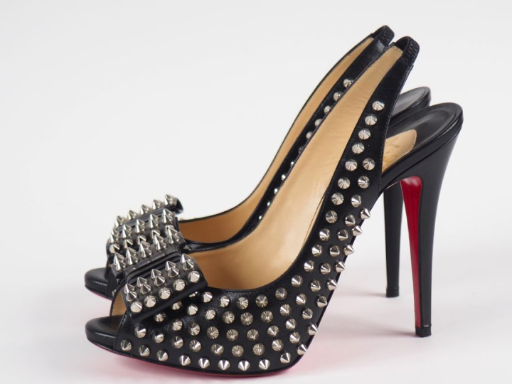 Christian LOUBOUTIN Paire d'escarpins en cuir noir clouté.  Ouverts à 