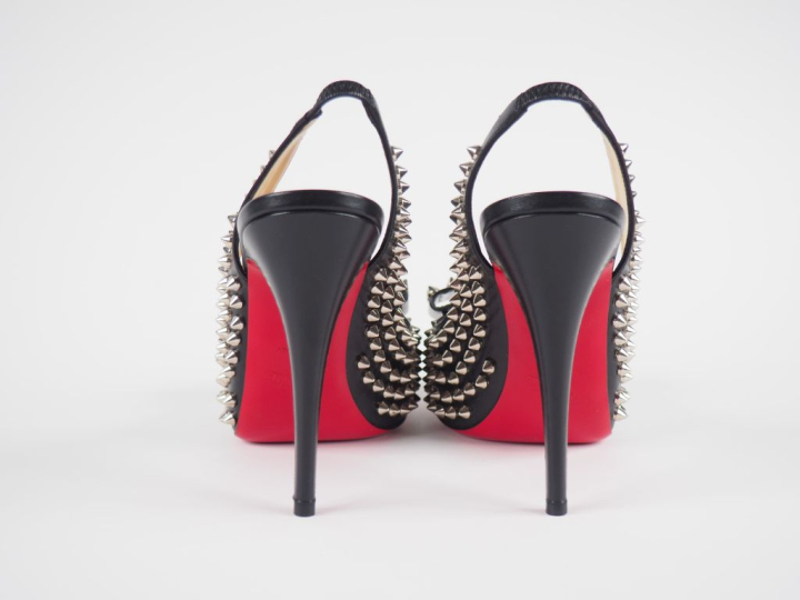 Christian LOUBOUTIN Paire d'escarpins en cuir noir clouté.  Ouverts à 