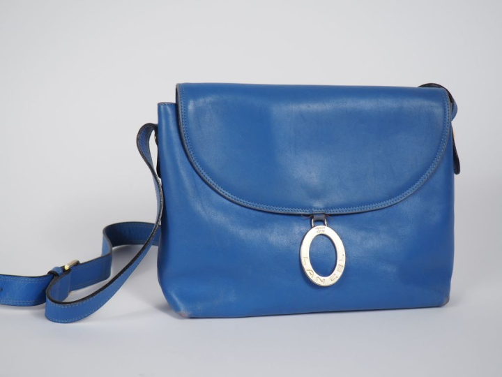 LANCEL, Paris Sac bandoulière en cuir bleu.  Fermeture à rabat et pres