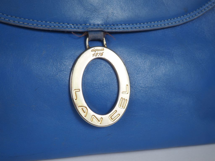 LANCEL, Paris Sac bandoulière en cuir bleu.  Fermeture à rabat et pres