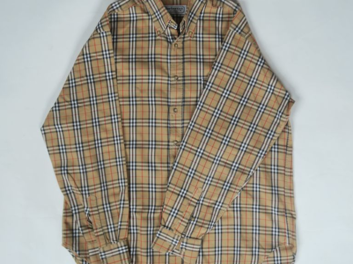 BURBERRYS, of London Chemise en coton.  Une poche plaquée à l’avant.  