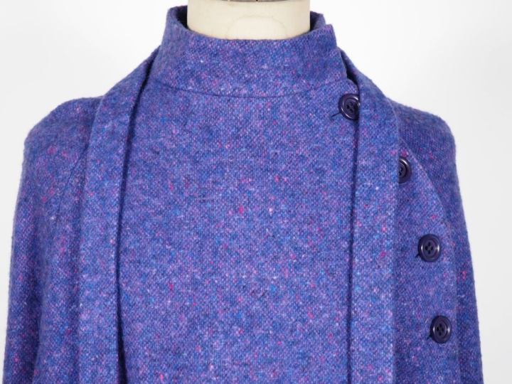 HOURIHAN Cape en laine (100%) chamarrée violette.  Ceinture, quatre bo