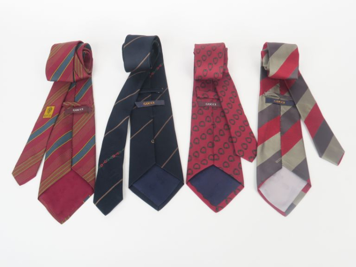 GUCCI Ensemble comprenant quatre différentes cravates.  (petites tâche