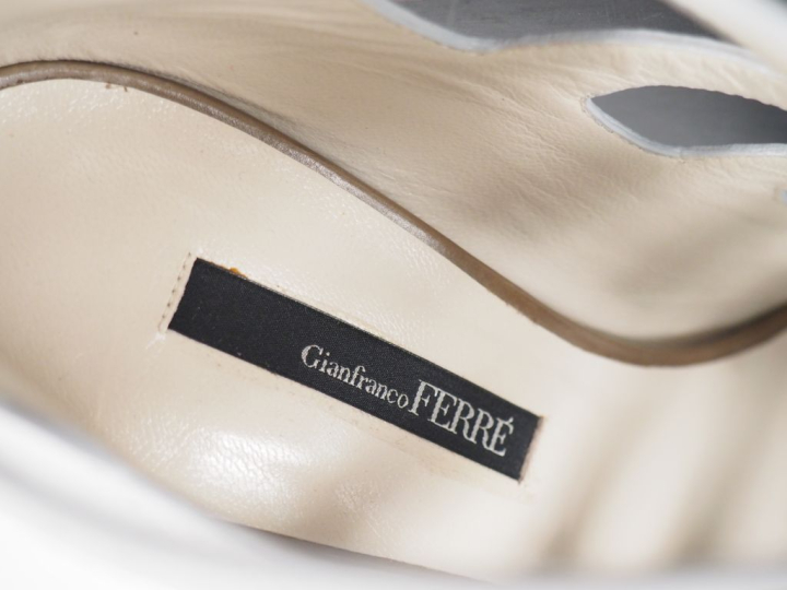 Gianfranco FERRE Paire de sandales montantes à talon en cuir gris clai