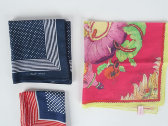 Vente aux enchères Ensemble comprenant :  - un foulard Pierre BALMAIN probablement en cot