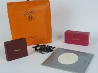 Vente aux enchères Ensemble comprenant :  - une boite Cartier - une boite Dupont - un sac