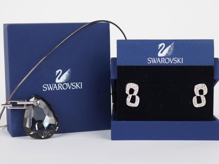 SWAROVSKI Ensemble comprenant :  - un pendentif en métal et pierre fan