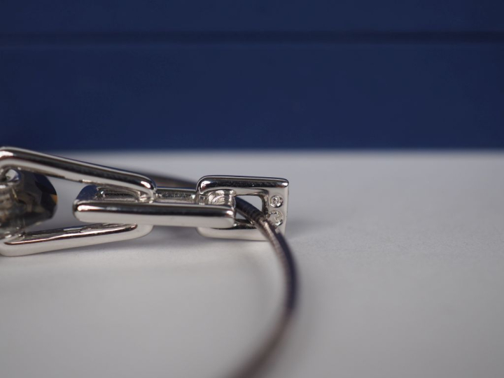 SWAROVSKI Ensemble comprenant :  - un pendentif en métal et pierre fan