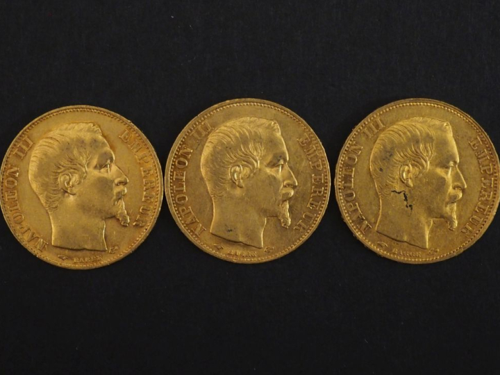 Trois pièces de 20 Francs or, 1857-A et 1858-A (x2). FRAIS ACHETEURS 1