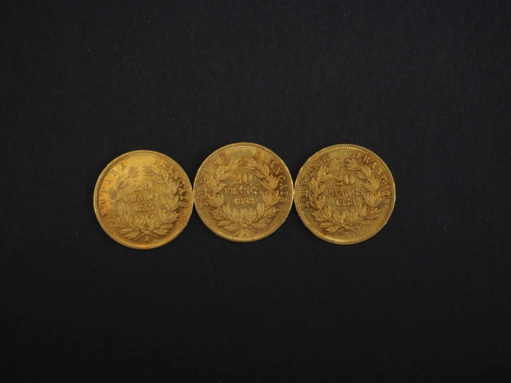 Trois pièces de 20 Francs or, 1857-A et 1858-A (x2). FRAIS ACHETEURS 1