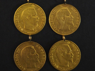 Vente aux enchères Ensemble comprenant quatre différents pendentifs en or jaune 750, sert
