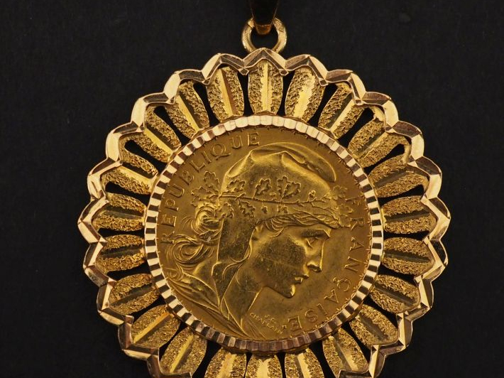 Ravissant pendentif en or jaune 750 en forme de fleur, serti en son ce
