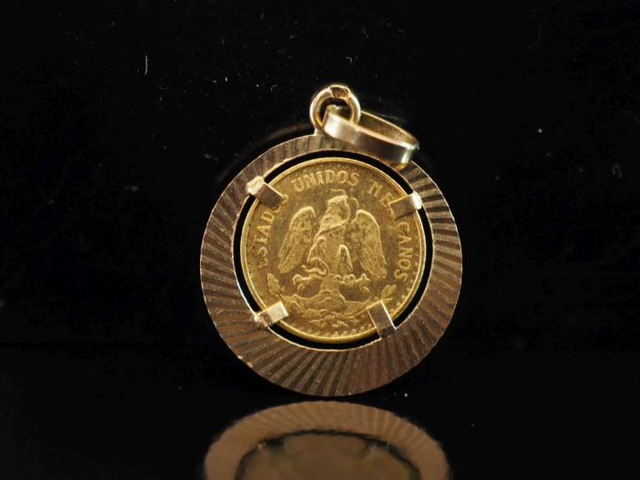 Pendentif en or jaune 750, serti en son centre d'une pièce de deux pes
