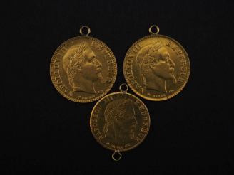 Vente aux enchères Ensemble comprenant :  - deux différents pendentifs en or jaune 750, s