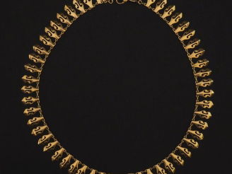 Vente aux enchères Collier draperie en or jaune 750, composé de maillons ajourés en pende
