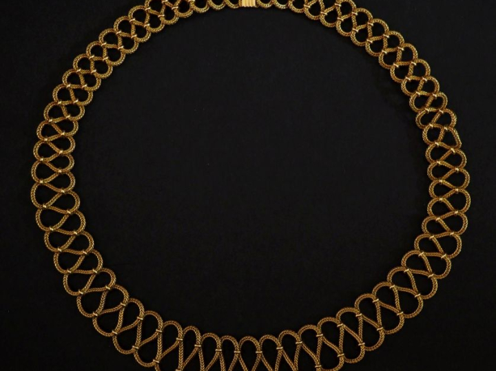 Collier en or jaune 750, à décor de motifs torsadés et ajourés disposé
