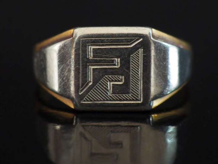 Bague de forme chevalière deux tons d'or 750, à décor de monogramme.  
