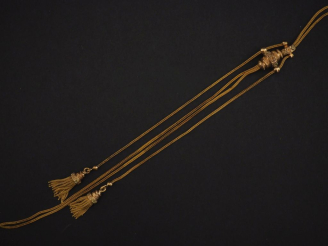 Vente aux enchères Giletière Napoléon III en or jaune 750, ornée de deux pompons et agrém