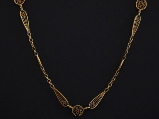 Vente aux enchères Collier souple en or jaune 750, à décor de maillons ajourés à décor fi