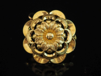 Vente aux enchères Broche Napoléon III en or jaune 750, à décor ajouré de fleur.  Diam. 3