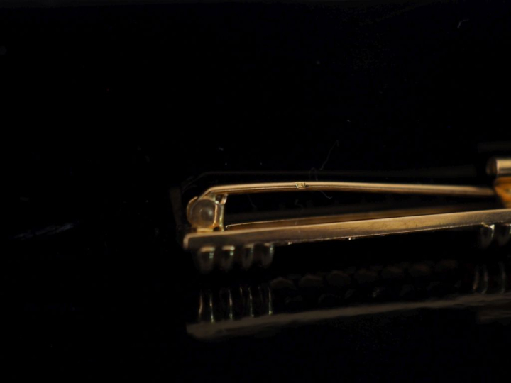 Petite broche barrette en or jaune 750, à décor ajouré agrémenté de pa