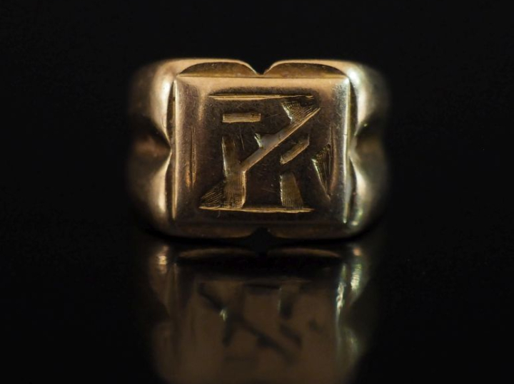 Bague de forme chevalière en or jaune 750, à décor de monogramme.  TDD