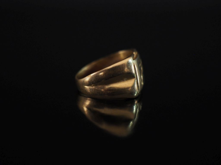 Bague de forme chevalière en or jaune 750, à décor de monogramme.  TDD