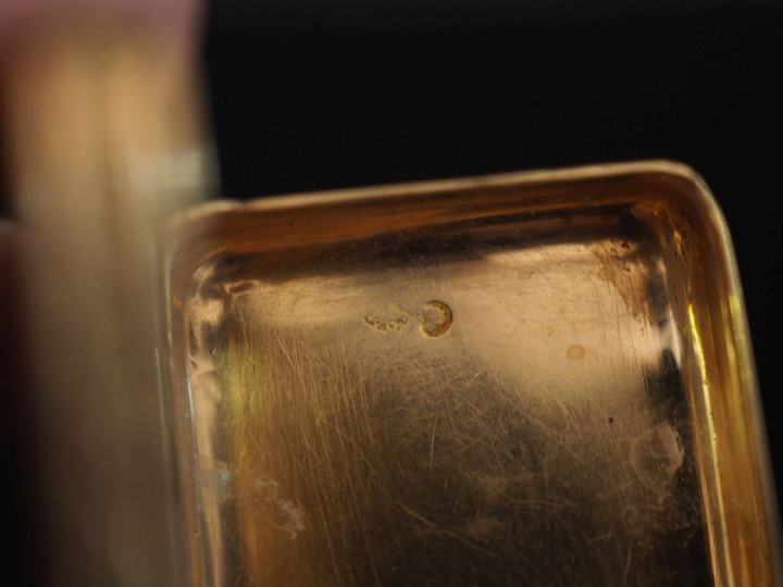 Petite boite à pilule en or jaune 750, à décor quadrillé au centre des