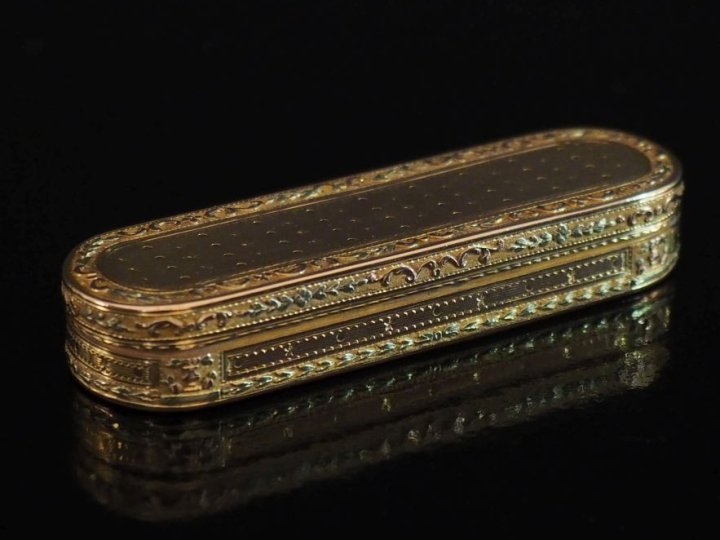 Boite à bords arrondis Louis XVI en or 750, à décor de semi de pois et