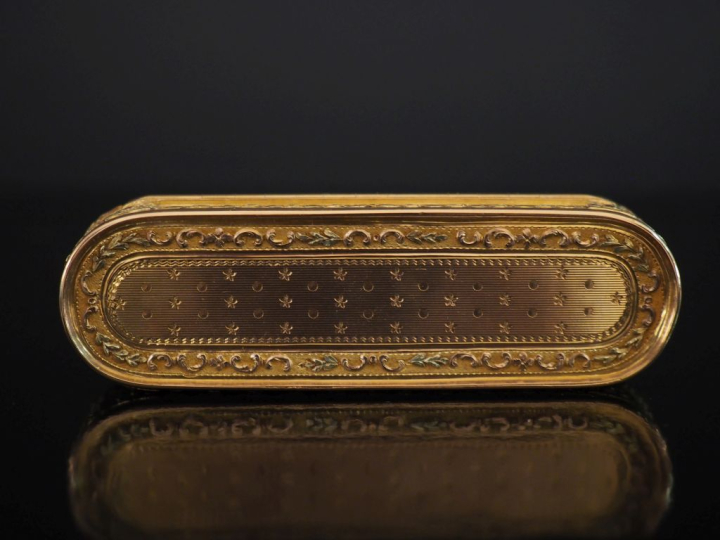 Boite à bords arrondis Louis XVI en or 750, à décor de semi de pois et