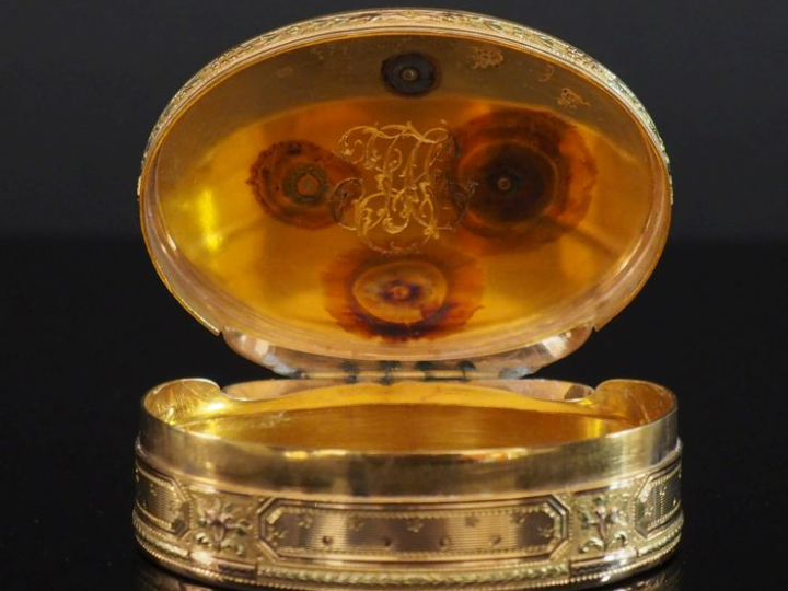 Ravissante boite Louis XVI de forme ovale en or 750, ornée en son cent