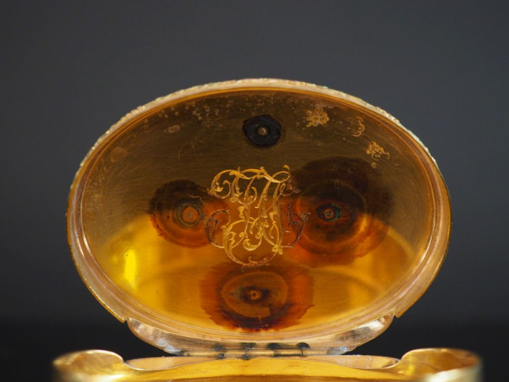 Ravissante boite Louis XVI de forme ovale en or 750, ornée en son cent
