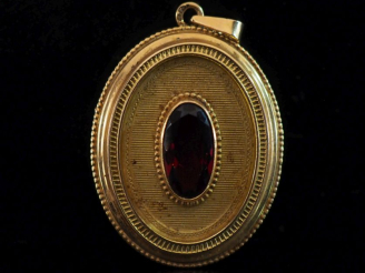 Vente aux enchères Pendentif porte-photo Napoléon III de forme ovale en or jaune 750, ser