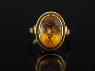 Vente aux enchères Bague en or jaune 750, sertie en son centre d'une citrine.  Jolie mont