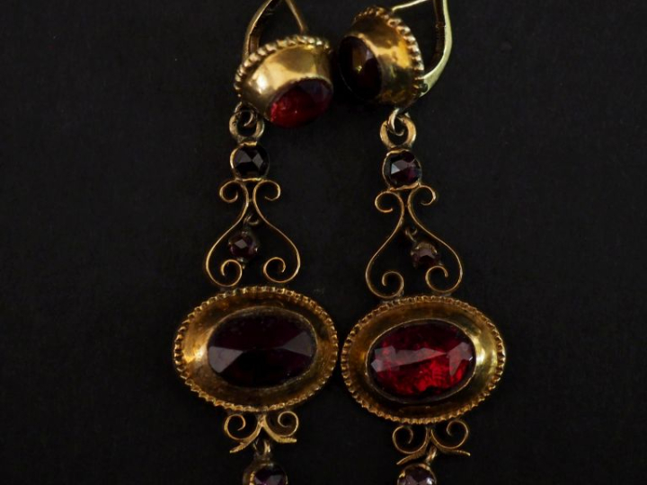 Paire de pendants d'oreilles en or jaune 750, sertis de cinq grenats. 