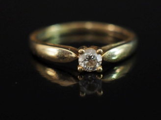 Vente aux enchères Bague de forme solitaire en or jaune 750, sertie en son centre d'un di