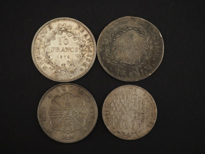 Ensemble comprenant :  - une pièce de 100 Francs en argent, 1984.  - u