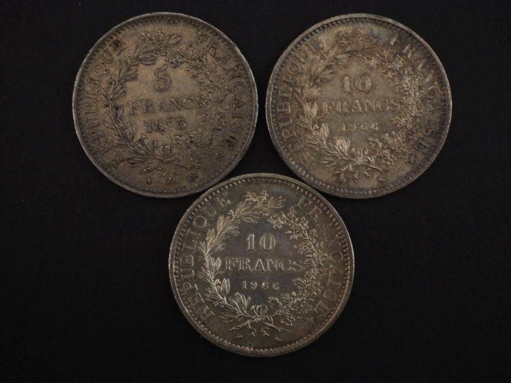 Ensemble de trois pièces de 10 Francs en argent, 1873 et 1966 (x2).  P