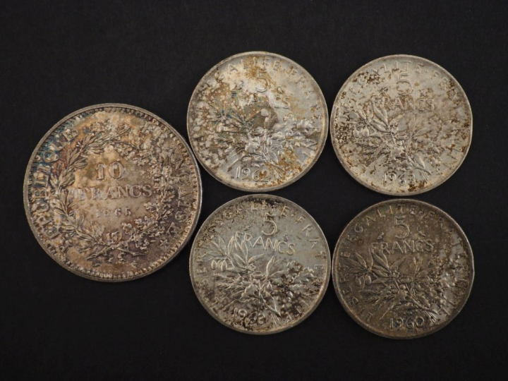 Ensemble comprenant :  - une pièce de 10 Francs en argent, 1965. - qua