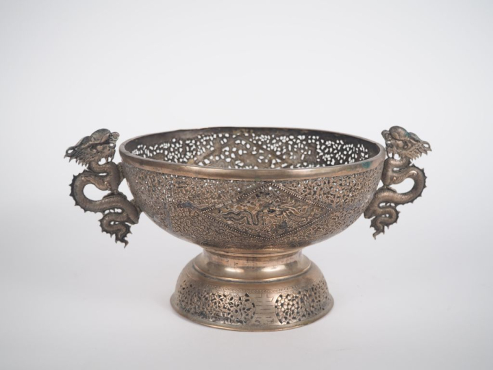 Vietnam, Xxe siècle, Coupe en cuivre argenté, à décor ajouré de dragon