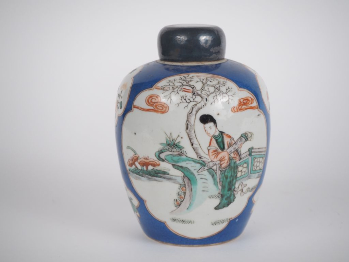 Chine, XIXe siècle,  Pot à gingembre, en porcelaine et émaux de la fam
