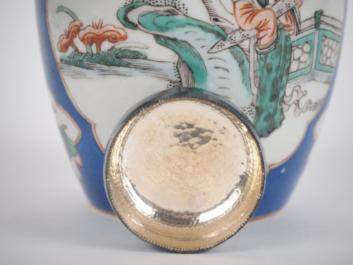 Chine, XIXe siècle,  Pot à gingembre, en porcelaine et émaux de la fam