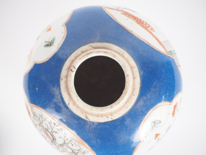 Chine, XIXe siècle,  Pot à gingembre, en porcelaine et émaux de la fam
